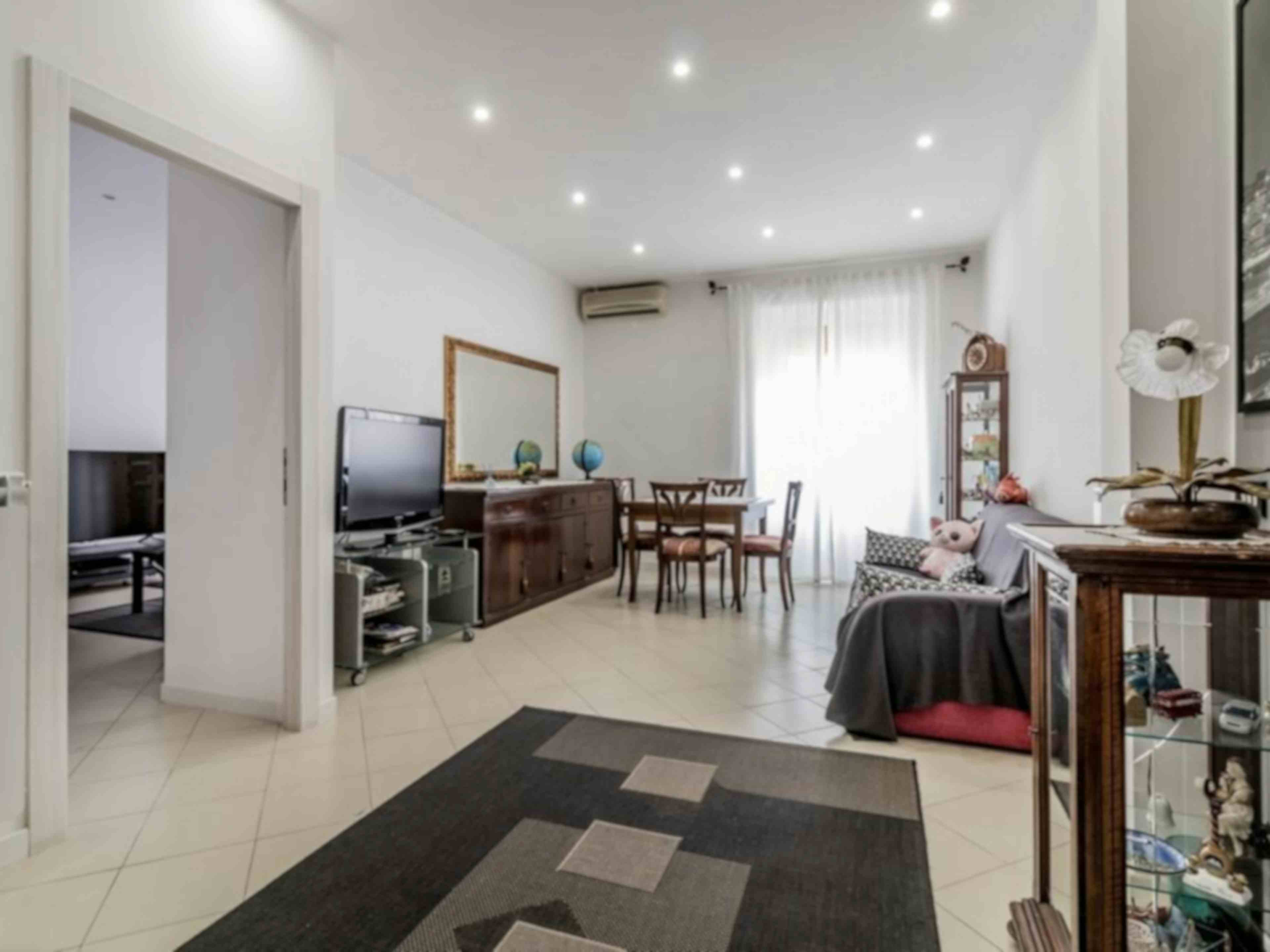 Three-bedroom Apartment of 105m² in Via Rosa Govona 12