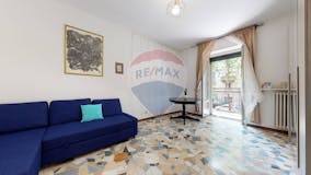 Two-bedroom Apartment of 90m² in Via Cenisio