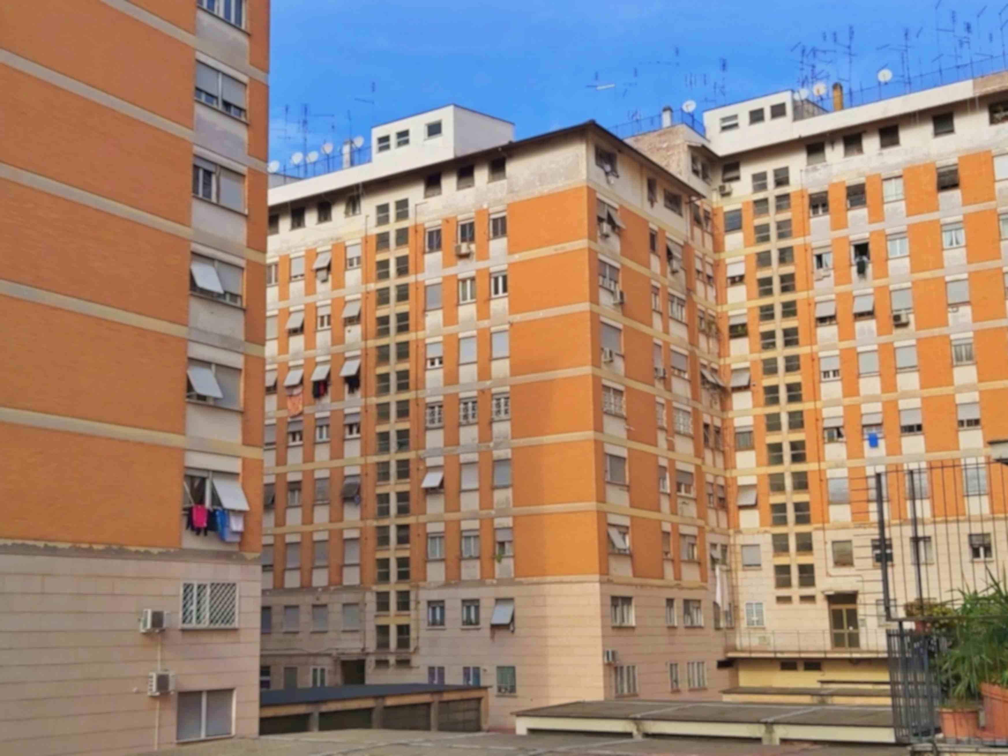 Three-bedroom Apartment of 98m² in Via Gabrio Casati 103