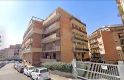 Two-bedroom Apartment of 90m² in Via Giulio Tarra