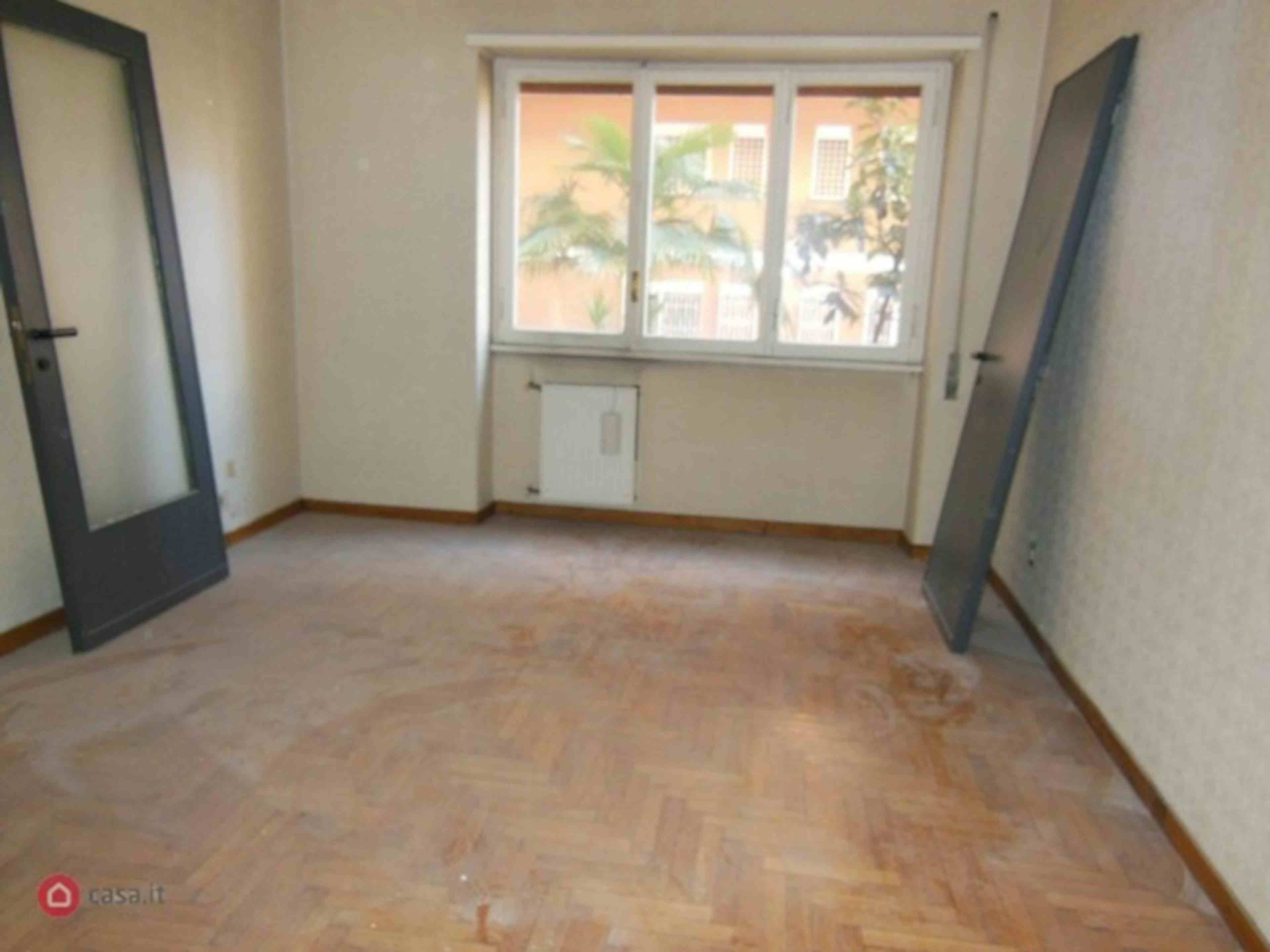 Two-bedroom Apartment of 90m² in Via Carlo Pascal 10