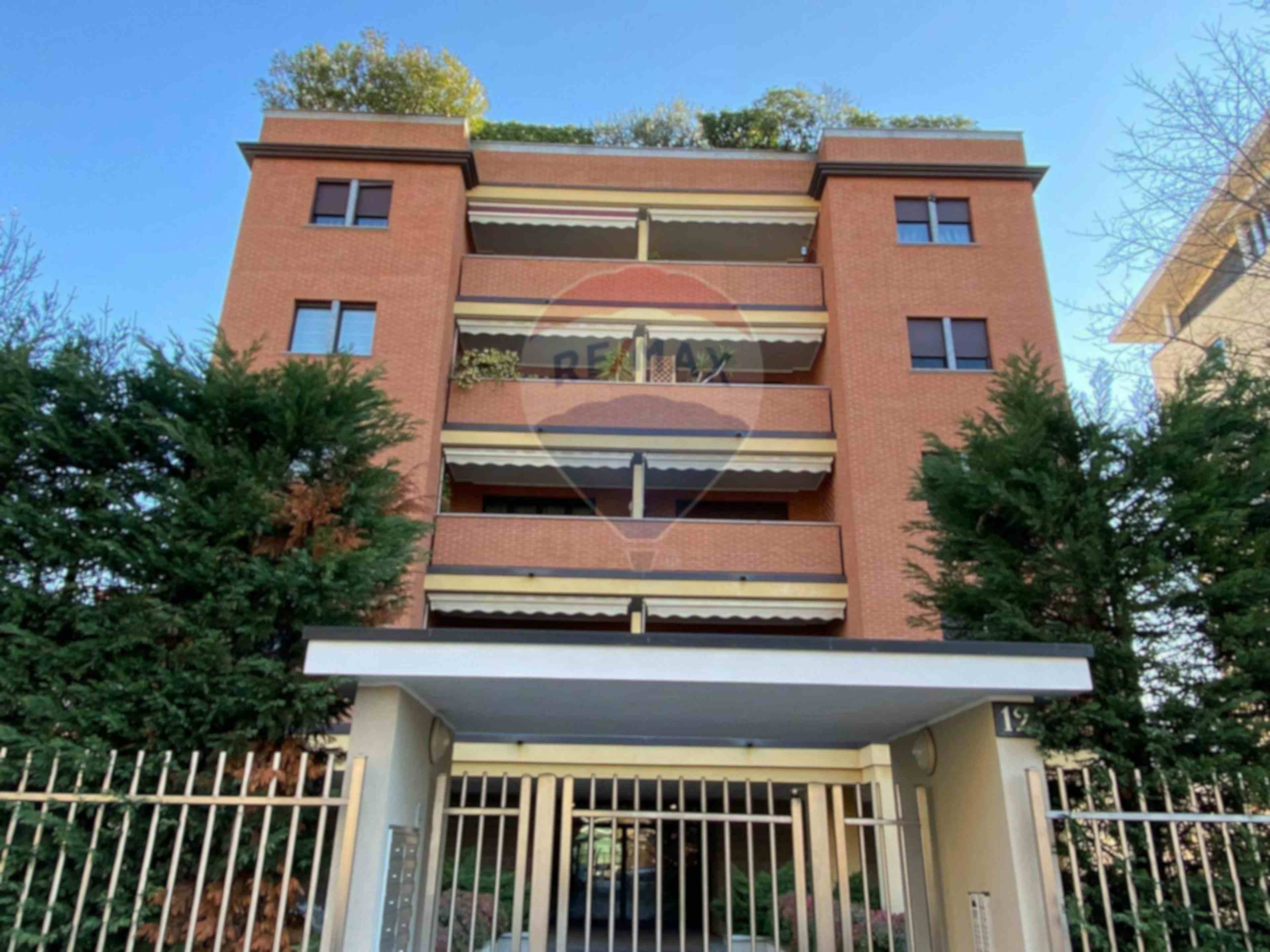Three-bedroom Apartment of 110m² in Via Luigi Manzotti 10